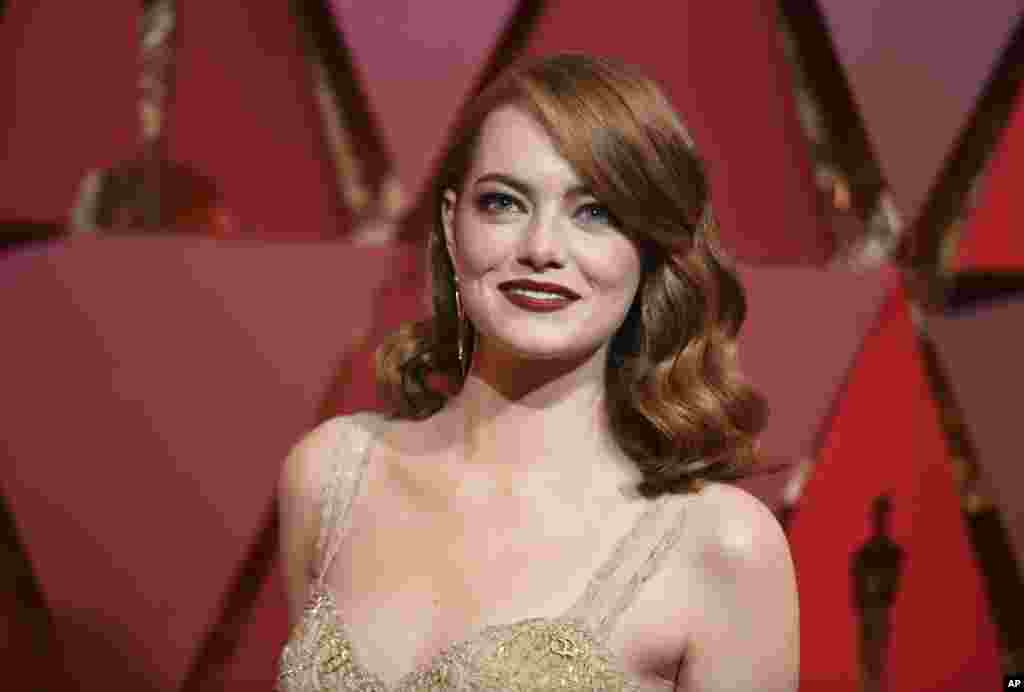 演员艾玛·斯通(Emma Stone )抵达洛杉矶的杜比剧院(the Dolby Theatre in Los Angeles),准备参加奥斯卡颁奖典礼(2017年2月26日)。她是浪漫音乐剧《爱乐之城》(La La Land)的女主角,以此荣获最佳女演员奖。2018年奥斯卡典礼在3月4日举行,艾玛·斯通是颁奖人。