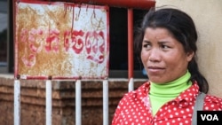 夏港在柬埔寨马德望省的柬埔寨-泰国边境检查站等着接受边防检查。她准备回到泰国工作。 “如果我们不去上班,我们就无法生存,”她说。