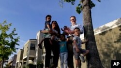 资料图片-一个年轻美国家庭购买房子。