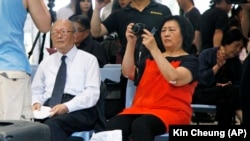 高瑜(右侧手持相机者)2012年6月到香港参加刘霞艺术展