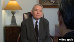 美国著名电视人丹•拉瑟接受美国之音专访(视频截图)