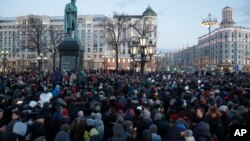 2018年3月27日在莫斯科市中心的克麦罗沃市的一个购物中心里,人们聚集在一起,悼念那些周日发生的火灾的遇难者。包括莫斯科在内的几个俄罗斯城市正举行集会以纪念死者。