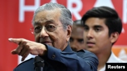 马来西亚新当选的总理马哈蒂尔·穆罕默德参加2018年5月12日在马来西亚举行的新闻发布会。