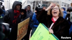 2014年11月17日密苏里州克莱顿: 迈克尔·布朗的支持者面对支持警官达伦·威尔逊的帕蒂.坎特(右)