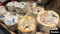 资料照:美国首都华盛顿Eastern Market内一家奶制品商店里摆放的欧洲进口奶酪。 (2019年10月3日)