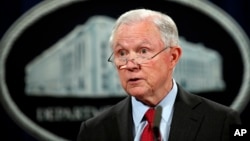 司法部长塞申斯在司法部举行记者会。(2017年12月15日)