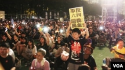 十多万港人参加维园六四烛光悼念集会 (美国之音图片/海彦拍摄 2017年6月4日)