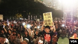 十多万港人参加维园六四烛光悼念集会 (美国之音图片/海彦拍摄 2017年6月4日)