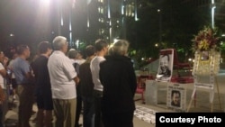 洛杉矶市政府前举行的刘晓波追悼会(刘雅雅提供)