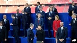 欧洲领导人在匈牙利布达佩斯出席欧洲政治共同体峰会期间准备合影。(2024年11月7日)