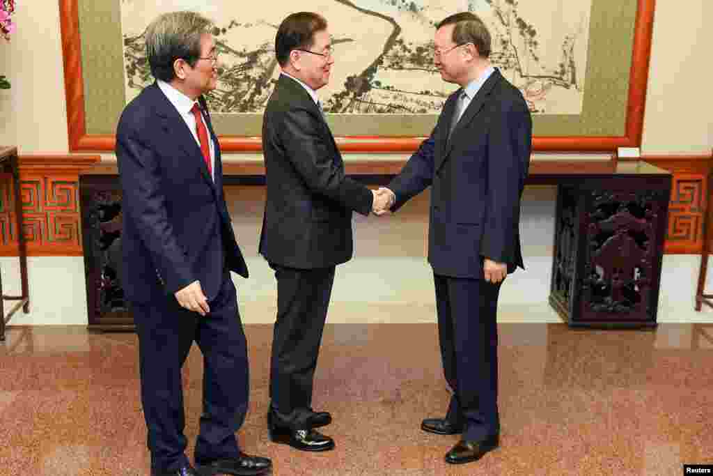 中国国务委员杨洁篪在北京钓鱼台国宾馆会见到访的韩国国家安保室长郑义溶(左二)和韩国驻华大使卢英敏(2018年3月12日)。 杨洁篪重申中国的立场,希望看到朝鲜半岛无核化,并通过对话解决问题。