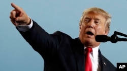 (资料照)美国总统川普2017年10月11日在宾夕法尼亚州的哈里斯堡国际机场参加活动