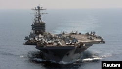 美国尼米兹级核动力林肯号航空母舰游弋印度洋。(2012年1月18日)