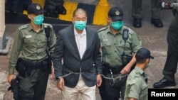 遭港府关押近四年的香港民主派媒体大亨、壹传媒创办人黎智英星期三首次出庭作证。图为黎智英在被指控违反《国家安全法》后被押上囚车。(路透社:2020年12月12日)