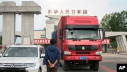 一辆挂着朝鲜车牌的卡车从中国吉林省延边市的一个边界哨卡驶过。(2017年9月8日)