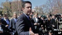 Chủ tịch Ủy ban Tình báo Hạ viện Devin Nunes nói chyện với các phóng viên báo chí bên ngoài Tòa Bạch Ốc ngày 22/3/2017.