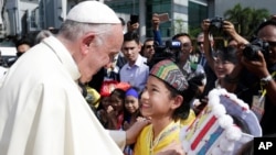 天主教教宗方济各抵达阳光国际机场,接受欢迎(2017年11月27日)