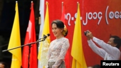 缅甸民主派领袖昂山素季在仰光的一次集会上呼吁修改2008年的宪法。(2014年5月17日)