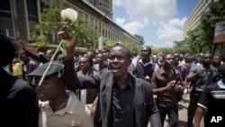 Sinh viên Kenya mặc đồ đen cầm hoa trắng trong cuộc tuần hành tại Nairobi để tưởng niệm các nạn nhân vụ tấn công trường học, ngày 7/4/2015.