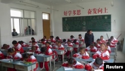 2010年西藏日喀则的孩子们在上藏语课(路透社)