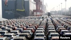 资料照:中国江苏连云港码头等待装船出口海外的汽车。(2019年11月9日)