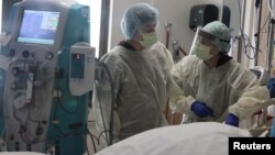 Y tá chăm sóc một bệnh nhân nhiễm COVID-19 ở California.