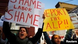 Các nhà hoạt động cầm biểu ngữ phản đối đảng Lao động Úc trong cuộc biểu tình ủng hộ người tị nạn tại Syney.