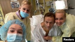 俄罗斯反对派领导人阿列克谢·纳瓦尔尼在德国柏林一家医院与家人合影。(2020年9月15日)