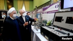 伊朗总统鲁哈尼4月10日在德黑兰视察伊朗核能产业取得的进展。