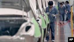 中国吉利慈溪基地的工人组装汽车。(资料照)