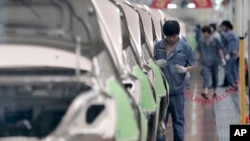 中国吉利慈溪基地的工人组装汽车。(资料照)