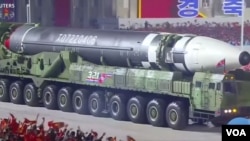 资料照片:朝鲜展示的新型弹道导弹(2020年10月17日)
