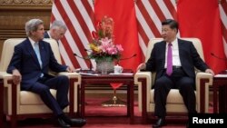 Ngoại trưởng Hoa Kỳ John Kerry (trái) trao đổi với Chủ tịch Trung Quốc Tập Cận Bình tại Đại Lễ đường Nhân dân sau khi kết thúc phiên họp thứ 8 Đối thoại Kinh tế Chiến lược Mỹ - Trung ở Bắc Kinh ngày 7 tháng 6 năm 2016.