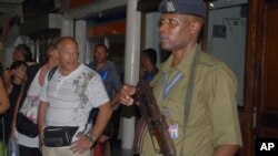 一名肯尼亚警官站立在机场安检口(资料照片)