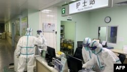 中国湖北省武汉市中南医院里身穿防护服的医护人员在工作。(2020年1月22日)