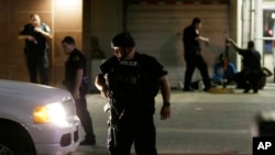 在几名达拉斯警察遭枪击后,警方逮捕了一名驾车人(2016年7月7日)