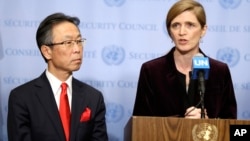 美国驻联合国代表萨曼莎·鲍尔(右)和日本驻联合国代表吉川元伟在联合国安理会通过制裁朝鲜新决议后对记者发表讲话。(2016年3月2日)