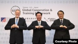 外交部长吴钊燮(中)与美国在台协会台北办事处(AIT)处长郦英杰(Brent Christensen,左)及日本台湾交流协会台北事务所代表泉裕泰(Hiroyasu Izumi,右)于6月1日的“全球合作暨训练架构(GCTF)”5周年记者会上拱手合影。(台湾外交部提供)