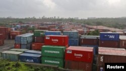 印度孟买尼赫鲁港集装箱码头外堆积的集装箱(资料照)