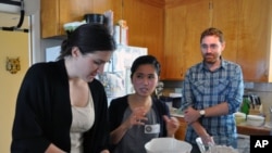 Bà Linh Nguyễn chỉ dẫn học viên trường gia chánh Culture Kitchen những bài cơ bản về cách nấu nướng của người Việt Nam