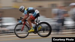 Ảnh đua xe đạp do một học viên của Hội Nhiếp ảnh Việt Nam vùng Hoa Thịnh Ðốn chụp.