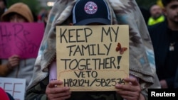 移民权益人士在美国田纳西州议会附近抗议该州的反移民议案。(2024年4月4日)