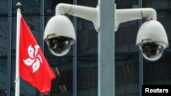 香港政府大楼前的香港特区旗帜与监控摄像头 (2020年7月20日)