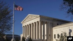 مچ مکانل رهبر جمهوریخواهان در سنای آمریکا امروز با هم حزبی‌های خود در یک مراسم درباره انتخابات پشت درهای بسته دیدار کرد. برخی از جمهوریخواهان از تبریک به جو بایدن خودداری کردند و خواستار پیگیری شکایت های پرزیدنت ترامپ شده‌اند. 