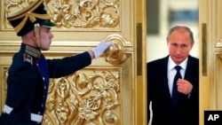 俄罗斯总统普京走进克里姆林宫亚历山大厅主持会议。(2015年10月1日)