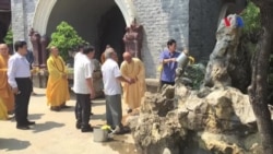 Ông Nguyễn Tấn Dũng đi chùa sau khi về hưu Ông Nguyễn Tấn Dũng đi chùa sau khi về hưu