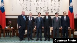 台湾总统赖清德(左三)在台北的总统府会见前美国副国家安全顾问博明(左二)及退役海军少将马克·蒙哥马利(左一)。(2025年2月17日,台湾总统府提供)