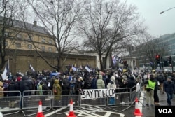 大约三千示威者在旧皇家铸币厂前示威,抗议中国当局计划在该地段兴建新的驻伦敦大使馆。示威者在栏杆上挂上“对中共说不”(Say No to CCP)的抗议标语。 (摄影:美国之音郑乐捷)