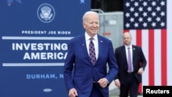 美国总统拜登2023年3月28日访问北卡罗莱纳州半导体制造商沃尔夫斯佩德。