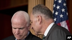 舒默尔参议员与麦凯恩参议员在会上商讨主要参议员的移民法改革提案